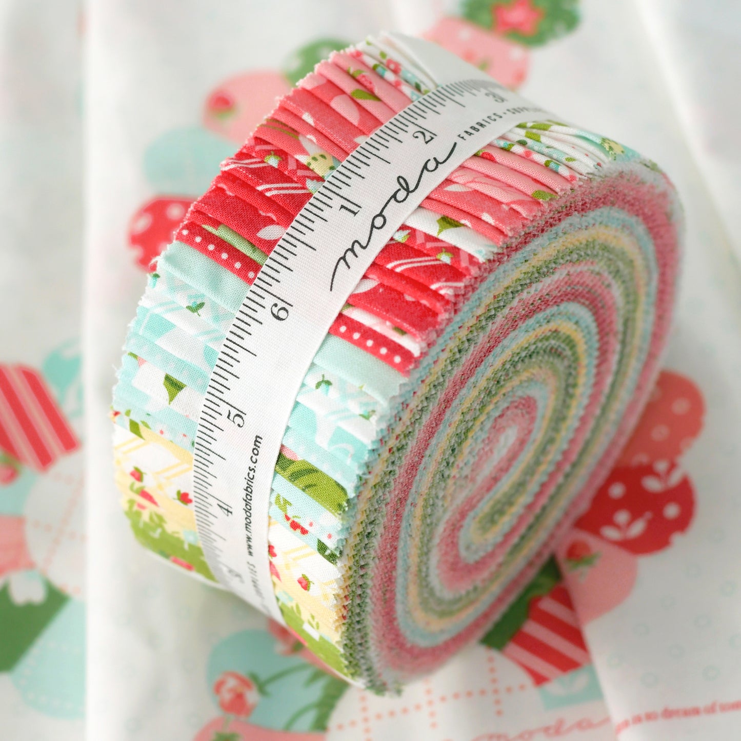 Bloomsberry Jelly Roll (40 pieces) by Camille Roskelley for Moda (55350JR)